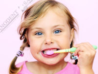 ребенок с зубной щеткой чистит зубы